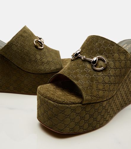 Mules compensées Horsebit GG en daim - Gucci - Modalova