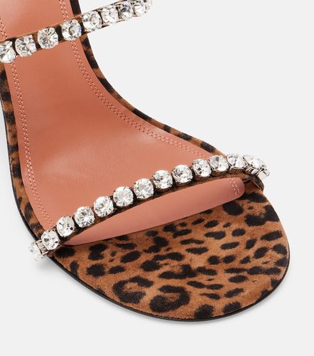 Mules Gigi 95 en daim à motif léopard - Amina Muaddi - Modalova