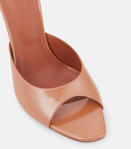 Mules Alexa 95 en cuir verni - Amina Muaddi - Modalova