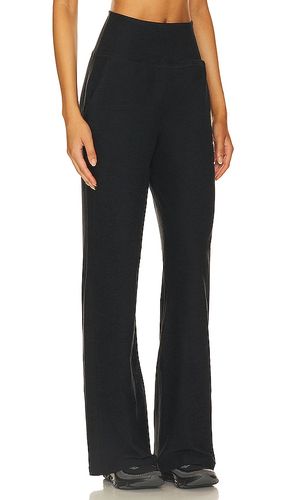 PANTALON CROPPED JAMBES LARGES EASY en . Taille L. Also en M, S, XL, XS - Beyond Yoga - Modalova