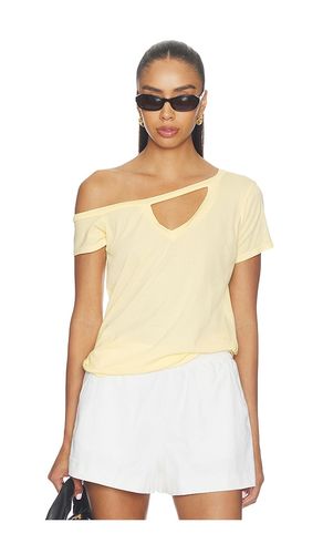 X REVOLVE Zire Short Sleeve Asymmetrical Cold Shoulder Tee en . Taille L. Also en M, S, XS - Michael Lauren - Modalova