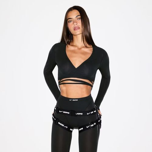 X SKIMS Women's Weightless Layers Wrap Top Obsidian - Nike - Modalova