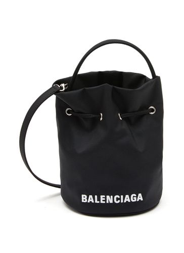 ‘Wheel' logo print drawstring nylon bucket bag - BALENCIAGA - Modalova
