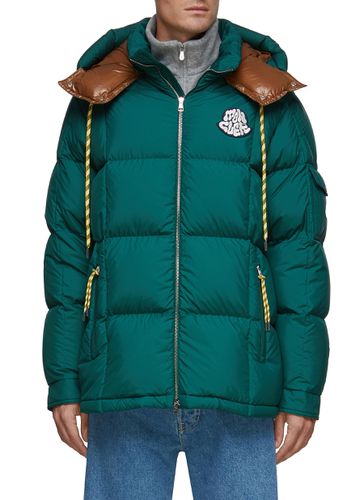 ‘MARIVELES' DETACHABLE HOOD EMBROIDERED LOGO PATCH PUFFER JACKET - MONCLER - Modalova