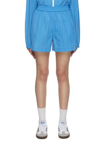 Le Match Essential Light Piped Shorts - LUCKY MARCHÉ - Modalova