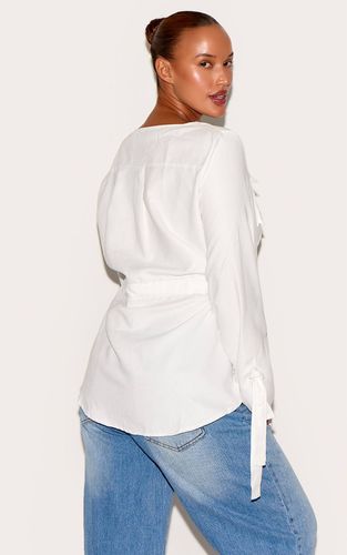 White Chemise Grande Taille Effet Daim Froncée À La Taille Avec Poches Cargo | Taille 46 - PrettyLittleThing - Modalova