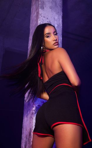 Black Combinaison Ninja Dos Nu Avec Liens Rouges | Taille 32 - PrettyLittleThing - Modalova