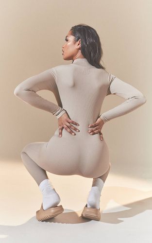 Stone Combinaison Côtelée Structurée À Zip Avec Effet Sculptant | Taille XL - PrettyLittleThing - Modalova