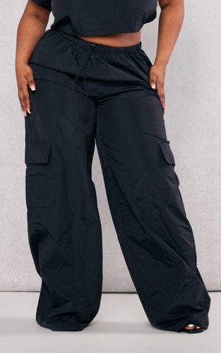 Black Pantalon Cargo Grande Taille À Jambes Larges En Nylon | Taille 50 - PrettyLittleThing - Modalova