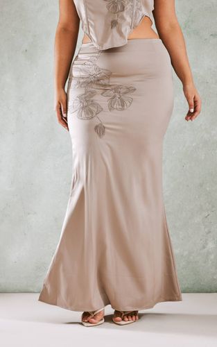 Jupe Longue Satinée À Fleurs Brodées Grande Taille | Taille 56 - PrettyLittleThing - Modalova