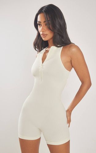 Cream Combinaison Moulante Côtelée Petite Avec Fermeture Éclair Devant | Taille Large - PrettyLittleThing - Modalova