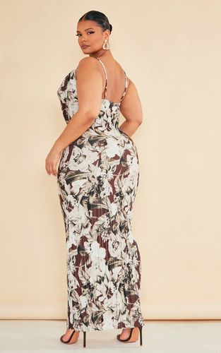 Brown Robe Longue Plissée Grande Taille À Col Bénitier Imprimée | Taille 46 - PrettyLittleThing - Modalova