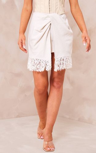 White Jupe Mini Drapée Devant Avec Ourlet À Pompons En Bouclé | Taille 32 - PrettyLittleThing - Modalova