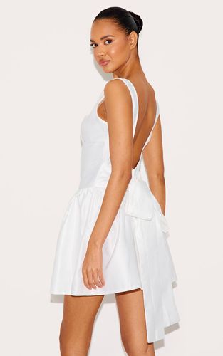 White Robe Patineuse Couleur Pierre Avec Nœud Au Dos | Taille 42 - PrettyLittleThing - Modalova