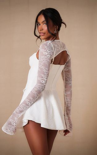 White Robe Premium En Dentelle À Manches Longues Avec Détail Bonnets | Taille 42 - PrettyLittleThing - Modalova