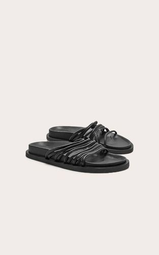 Black Sandales À Semelle Anatomique En Cuir Véritable Avec Détails De Brides Et Bout Rond | Taille 36 - PrettyLittleThing - Modalova