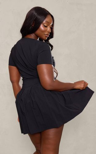 Black Robe Courte Ajustée Grande Taille Avec Détail D'ourlet Plissé | Taille 44 - PrettyLittleThing - Modalova