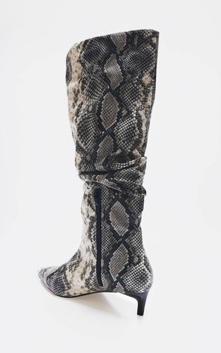 Multi Bottes Hautes À Talon Bas Effet Python Imprimé Peau De Synthétique En SYNTHÉTIQUE Coupe Large Avec Détails Froncés | Taille 36 - PrettyLittleThing - Modalova