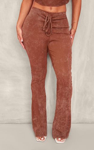 Brown Pantalon Évasé Côtelé Shape Avec Fronces Frontales Effet Délavé | Taille 34 - PrettyLittleThing - Modalova