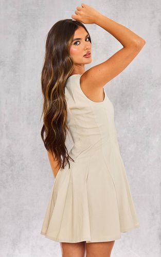 Stone Robe Droite Plissée En Tissu Extensible À Encolure Dos Nageur | Taille 42 - PrettyLittleThing - Modalova