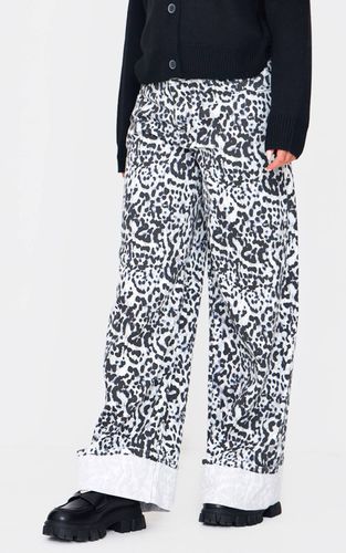 White Jean Large À Revers Imprimé Léopard Et Noir | Taille 42 - PrettyLittleThing - Modalova
