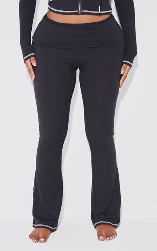 Black Pantalon Évasé Taille Haute Sculptant Avec Coutures Contrastées | Taille 48 - PrettyLittleThing - Modalova