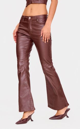 Brown Jean Évasé En Denim Enduit | Taille 42 - PrettyLittleThing - Modalova