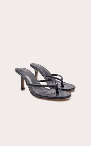 Black Mules À Talon En Synthétiquecuir Avec Bride Entre Les Orteils | Taille 41 - PrettyLittleThing - Modalova