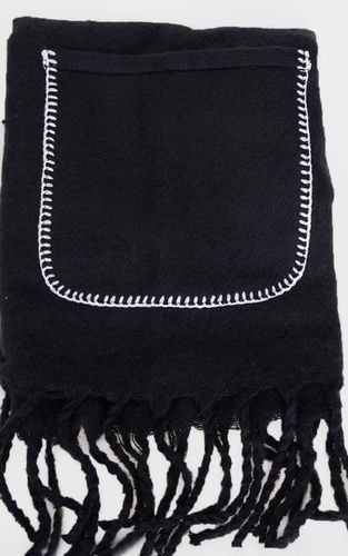 Black Écharpe À Pompons Avec Détail De Poche Cousue - PrettyLittleThing - Modalova