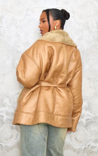 Veste Grande Taille Ceinturée À Col Imitation Peau Lainée Délavée | Taille 3XL - PrettyLittleThing - Modalova