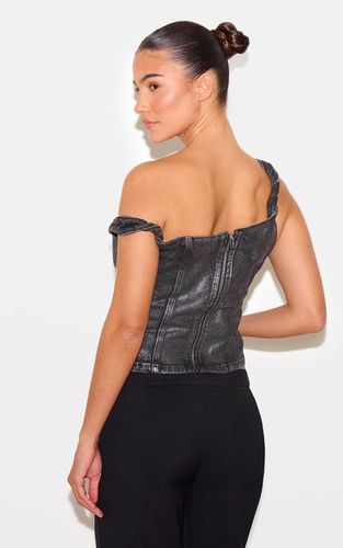 Black Top En Denim À Effet Métallisé Argenté Et Une Épaule Dénudée | Taille 32 - PrettyLittleThing - Modalova