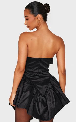 Black Robe Mini À Bandeau Avec Détail Corset Et Ourlet À Volants Pour Petite Taille | Taille 32 - PrettyLittleThing - Modalova