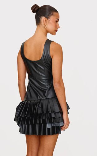 Black Robe Courte Asymétrique Plissée En Synthétiquecuir | Taille 34 - PrettyLittleThing - Modalova