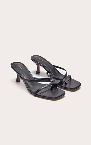 Black Mules À Talon Mi-haut En Synthétiquecuir Avec Bride Entre-orteils Et Bout Carré | Taille 36 - PrettyLittleThing - Modalova