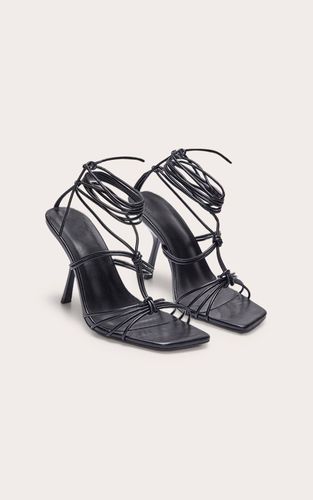 Black Sandales À Talons À Lacets Nouées À Bout Carré En Synthétiquecuir Coupe Large | Taille 36 - PrettyLittleThing - Modalova