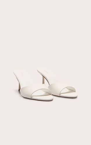 White Mules À Bout Rond En Synthétiquecuir Coupe Large À Talons Moyens | Taille 36 - PrettyLittleThing - Modalova