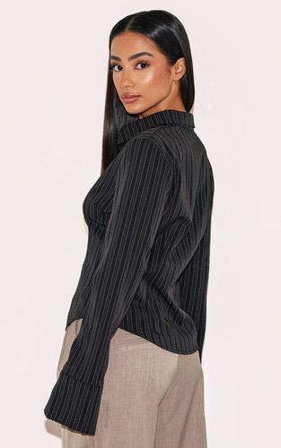 Black Chemise Ajustée Petite À Rayures Et Manches Longues | Taille 42 - PrettyLittleThing - Modalova