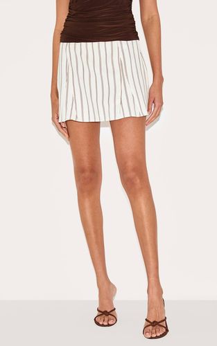 Cream Mini-jupe Évasée À Rayures Tennis En Peau De Pêche | Taille 36 - PrettyLittleThing - Modalova