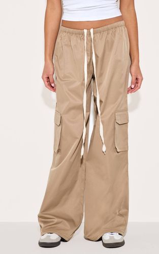 Stone Pantalon Droit À Cordon Avec Détail De Poches Cargo | Taille 42 - PrettyLittleThing - Modalova