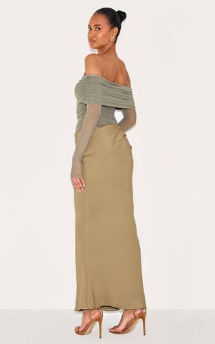 Olive Robe Longue Bardot En Satin Avec Détails En Tulle | Taille 32 - PrettyLittleThing - Modalova