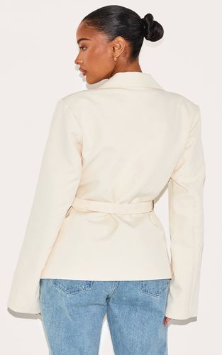 Cream Blazer Ajusté Asymétrique Croisé Avec Taille Ajustable Shape | Taille 42 - PrettyLittleThing - Modalova