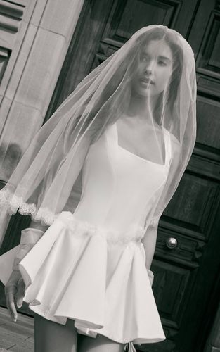 White Robe Patineuse Plissée À La Hanche En Satin Premium | Taille 42 - PrettyLittleThing - Modalova