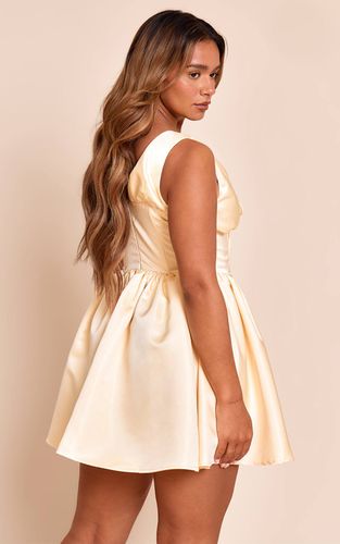 Lemon Robe Patineuse Mini En Satin À Décolleté Plongeant Et Taille Cintrée Shape | Taille 36 - PrettyLittleThing - Modalova