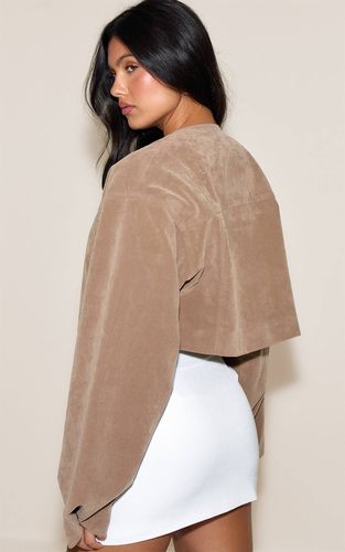 Veste En Daim Courte Avec Détail De Manches Froncées | Taille 42 - PrettyLittleThing - Modalova
