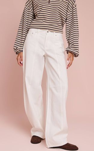 White Jean Barrel Taille Basse Avec Détails De Coutures | Taille 44 - PrettyLittleThing - Modalova