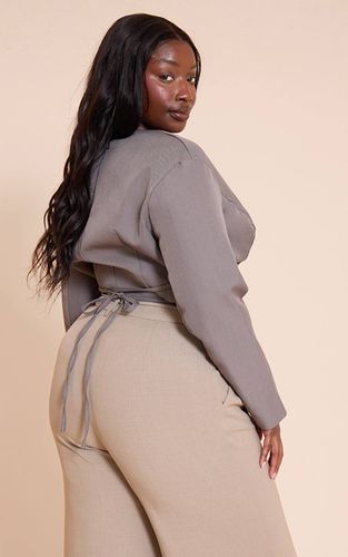Charcoal Grey Blazer Grande Taille Cache-cœur Avec Ceinture À Nouer À La Taille | Taille 46 - PrettyLittleThing - Modalova