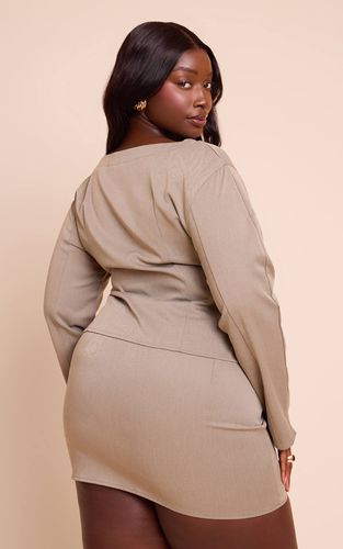 Cream Haut Long Grande Taille Tissé Avec Détail Taille Cintrée | Taille 56 - PrettyLittleThing - Modalova
