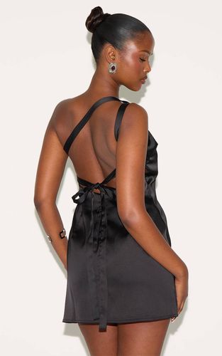 Black Robe Mini En Satin Asymétrique Avec Nœud Dans Le Dos | Taille 42 - PrettyLittleThing - Modalova