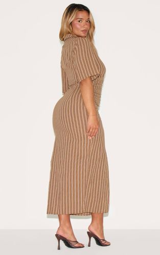 Brown Robe Maxi Shape À Rayures Avec Fronces Devant Col Et Fente Frontale | Taille 42 - PrettyLittleThing - Modalova