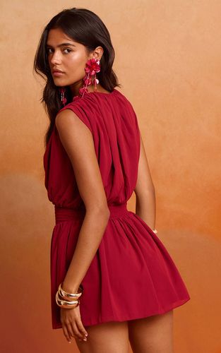 Deep Red Robe Mini Froncée En Mousseline | Taille 32 - PrettyLittleThing - Modalova